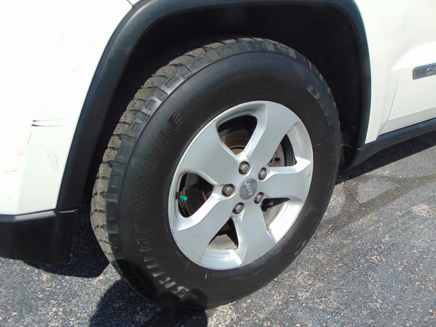 2012 White Jeep Grand Cherokee (1C4RJFAG9CC) with an V6 Flex Fuel 3.6 Liter engine, Automatic, 5-Spd transmission, located at 2105 Dixie Hwy, Louisville, KY, 40210, (502) 772-3333, 38.220932, -85.795441 - Photo#1
